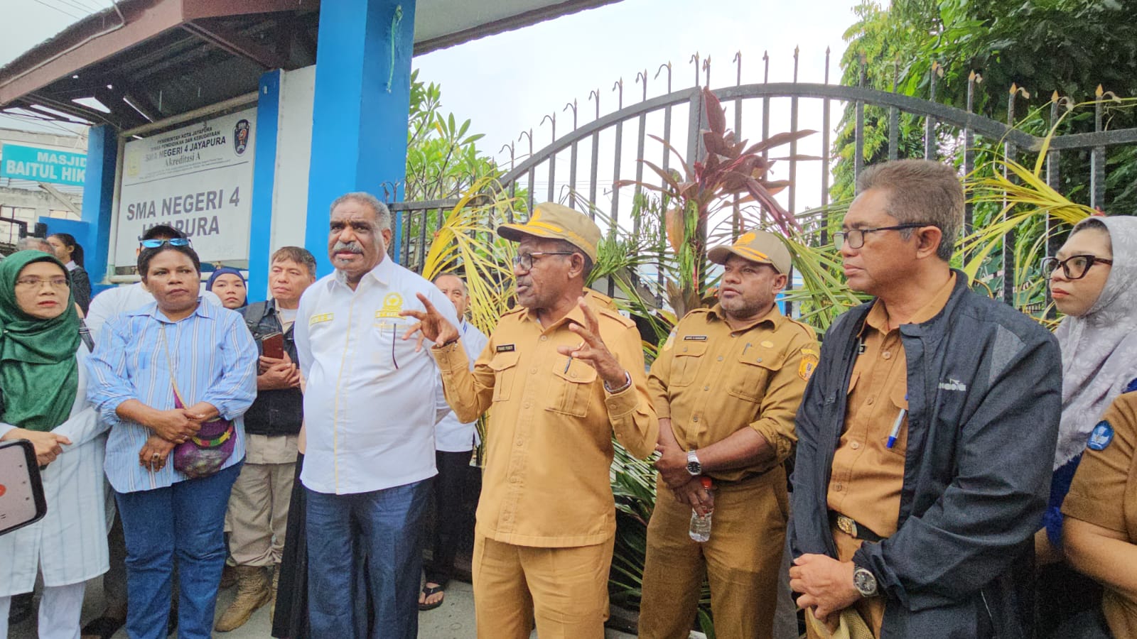 Sekda Kota Jayapura, Frans Pekey bersama Ketua DPRD Kota Jayapura, Abisai Rollo ketika meninjau pemalangan SMA Negeri 4 Jayapura.