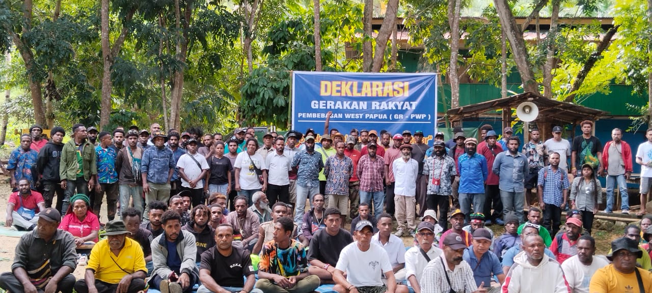 Para peserta deklarasi dari pembentukan Gerakan Rakyat Pembebasan West Papua ketika berfoto bersama usai kegiatan deklarasi yang digelar di Kampwolker, Senin (24/6).