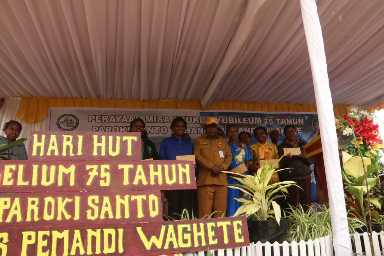 Asisten I Setda Papua Tengah, Ausilius You saat foto bersama dengan juara lomba di Gereja Katolik Paroki Yohanes Pemandi Waghete