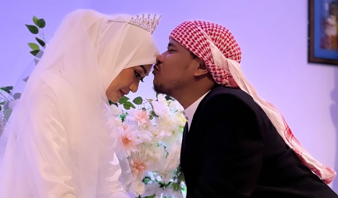 Potret pernikahan Komika Papua Mamat Alkatiri dan kekasihnya Nafha Fira, Senin (24/6/2024).