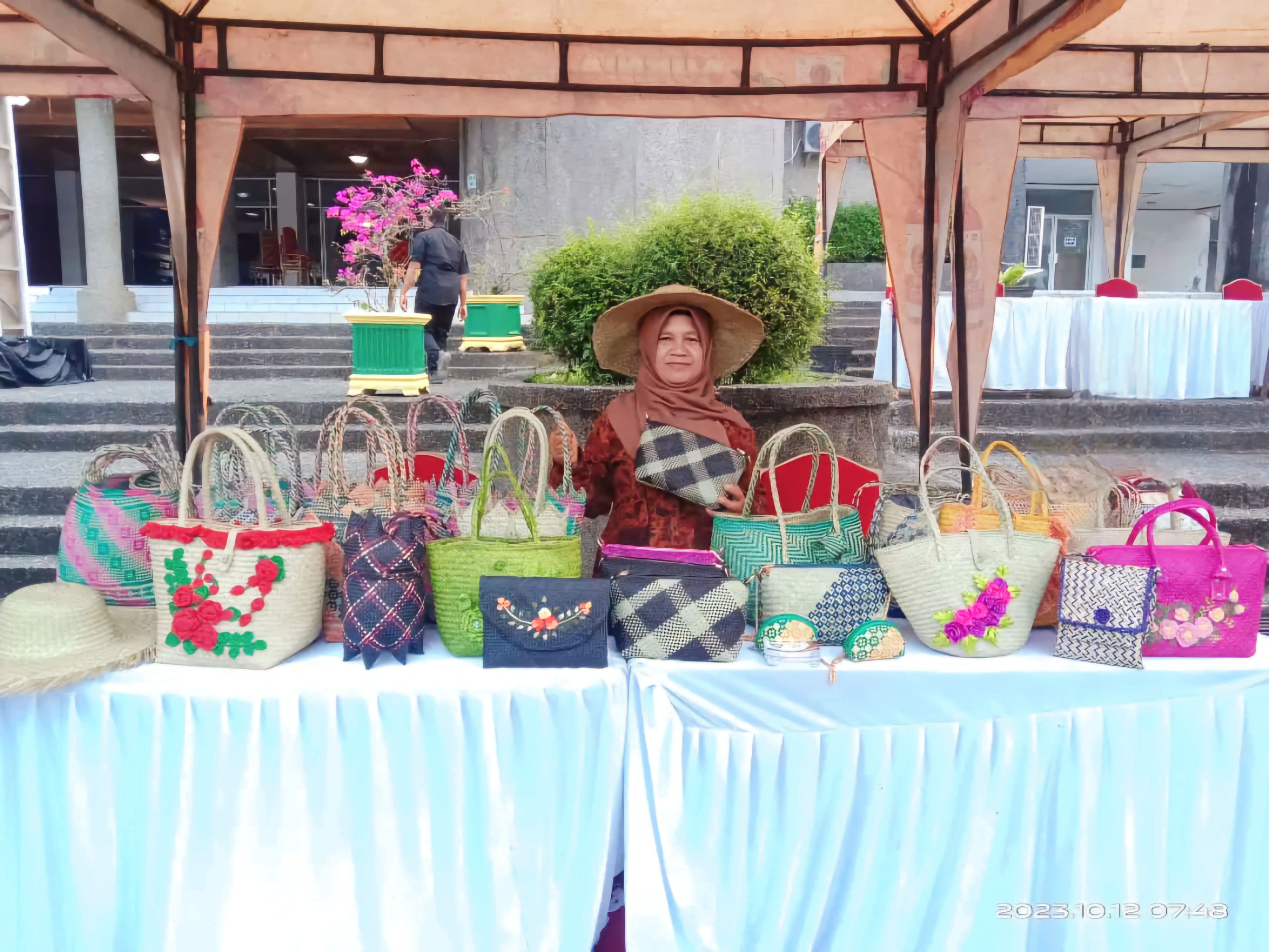 Yeni Walnita seorang pelaku usaha ultra mikro asal Padang.