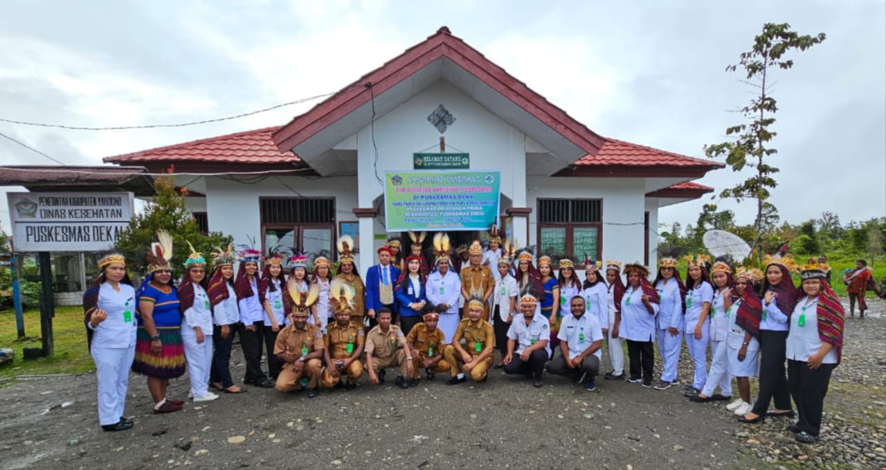 Asisten I Sekda Yahukimo Suhayatno SH, M.Si foto bersama Tim Surveyor Akreditasi bersama pimpinan dan staf Puskesmas Dekai Kota, Senin (24 /06 2024).