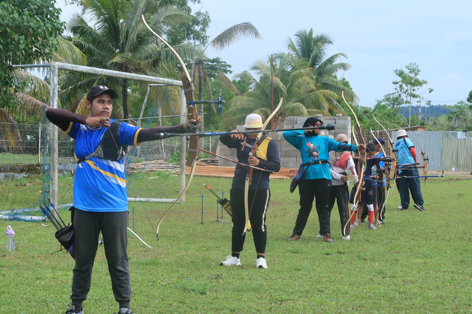 Aktivitas latihan Memanah Tim Manuhua Archery Club, di Lapangan Marlon Kawer Lanud Manuhua Biak.