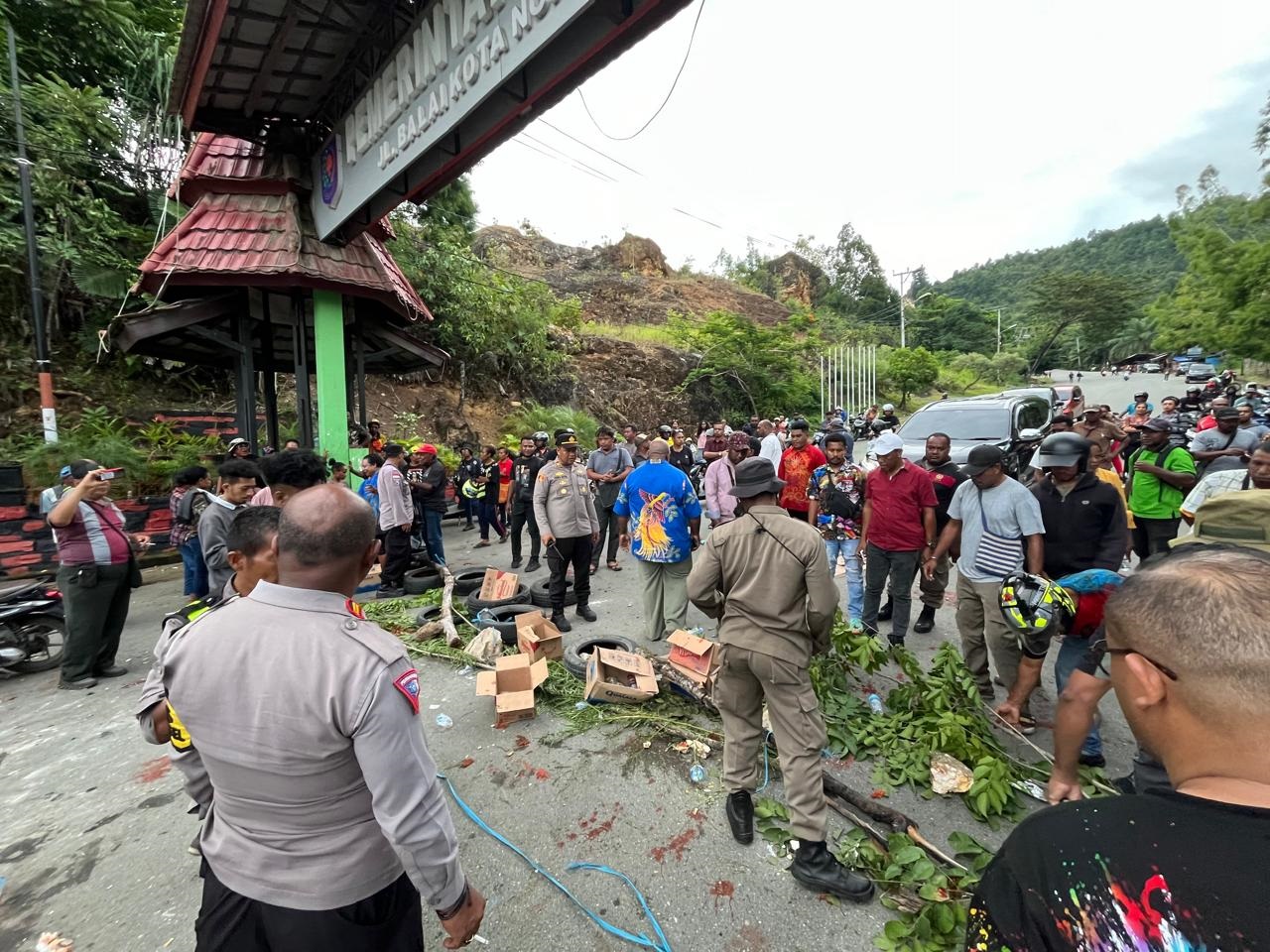 Palang di Gapura Kantor Wali Kota Jayapura yang sempat dibuka, namun hanya sesaat sebelum akhirnya dipalang kembali.