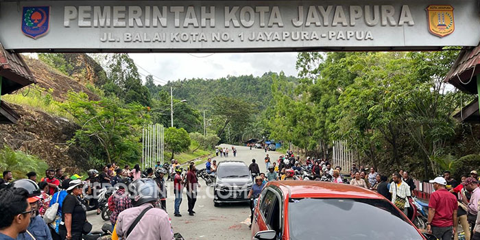 Palang Kantor Wali Kota Jayapura sempat dibuka beberapa saat sebelum akhirnya dipalang kembali.