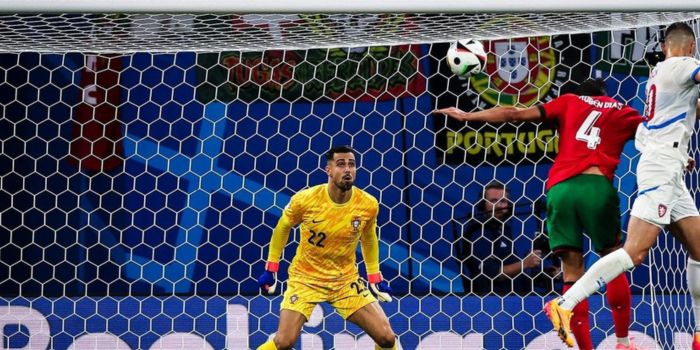 Diogo Costa tampil menawan buat Portugal dengan menepis 3 penalti secara berturut-turut.