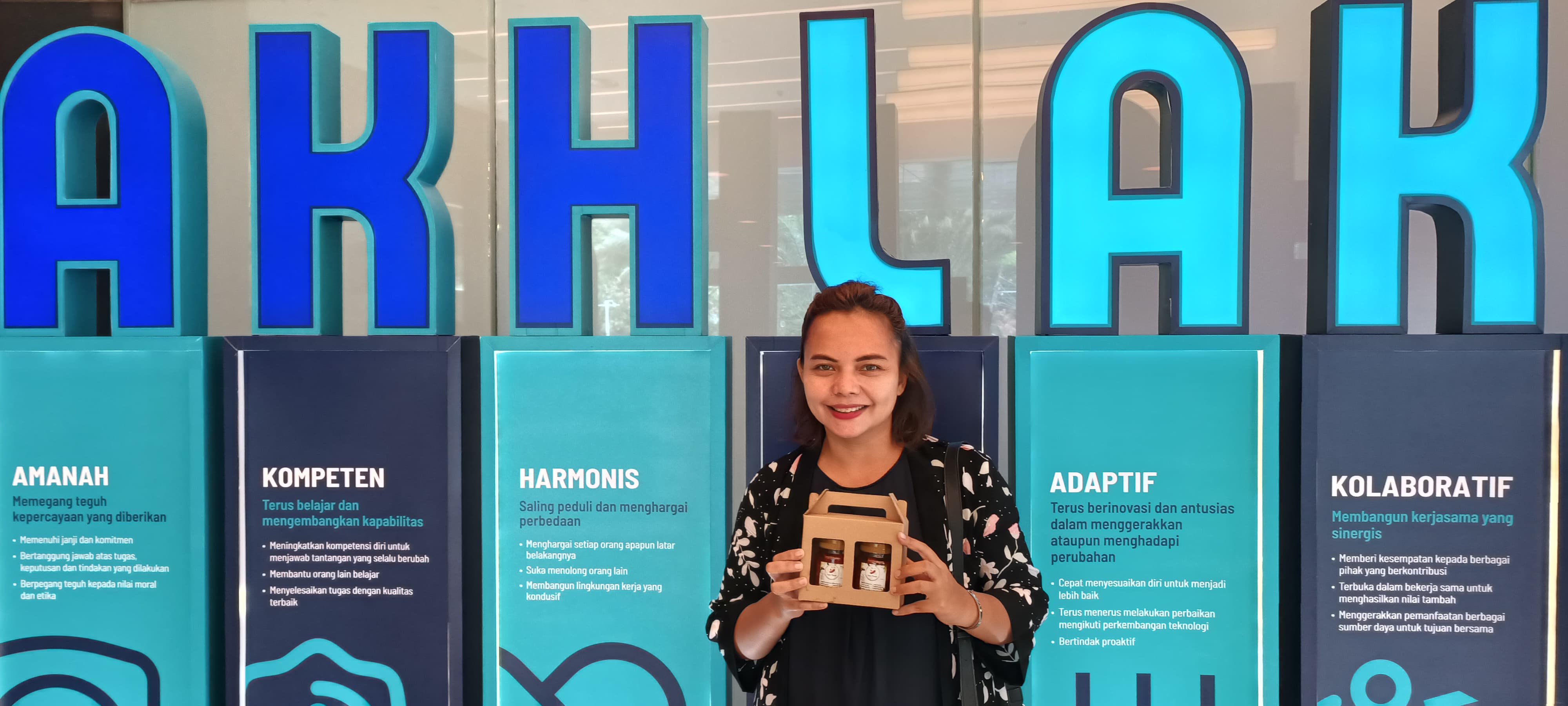 Dahlia Naomi atau yang kerap disapa Dahlia merupakan salah satu perempuan yang telah menikmati kemudahan Holding Ultra Mikro (UMi) antara BRI, Pegadaian dan PNM.