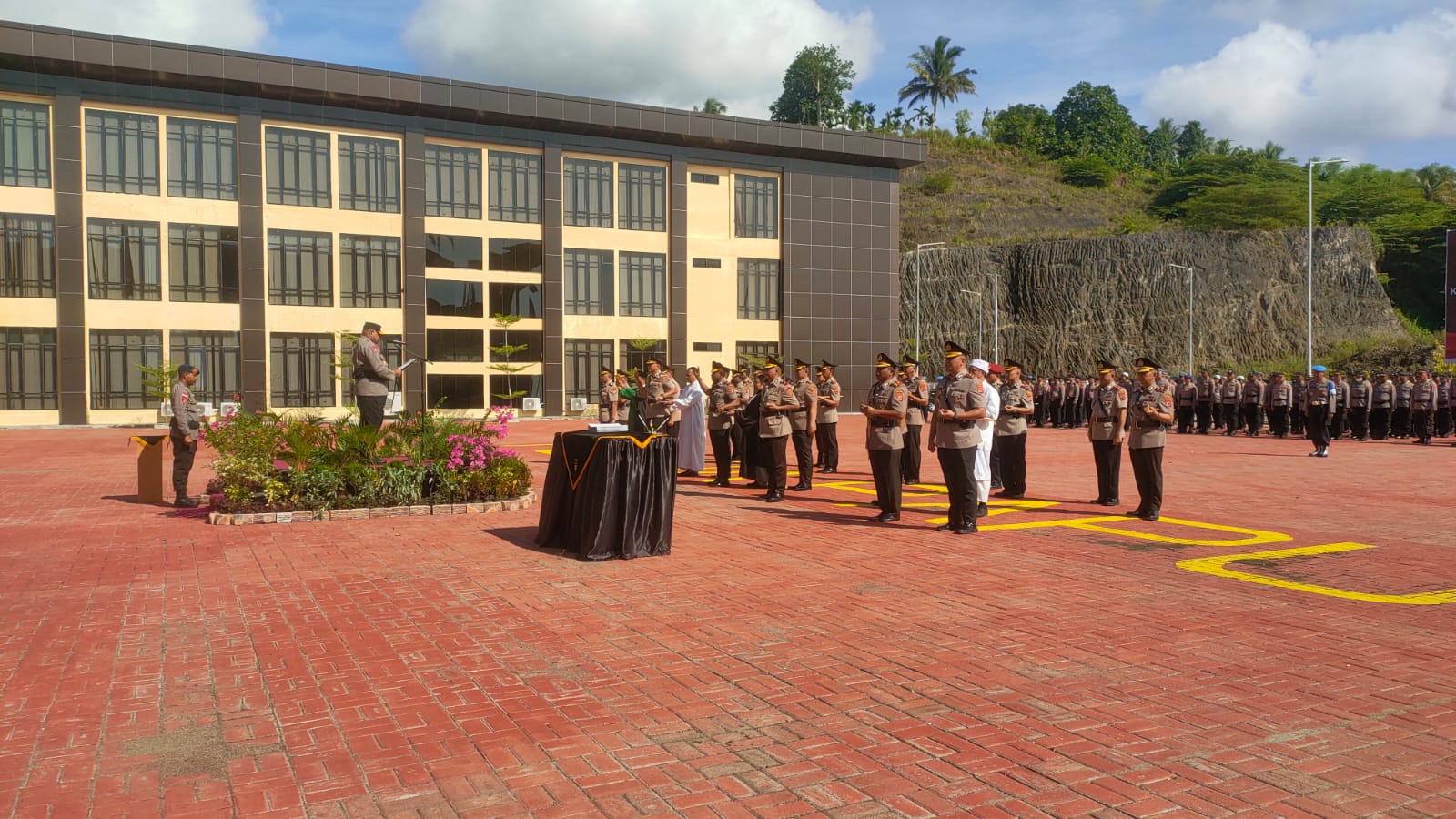 Kapolda Papua Irjen. Pol. Mathius Derek Fakhiri, S.I.K., M.H. memimpin upacara serah terima jabatan (sertijab) kepada Kabidkeu beserta 11 Kapolres di Mapolda Papua, Rabu (10/7/2024).