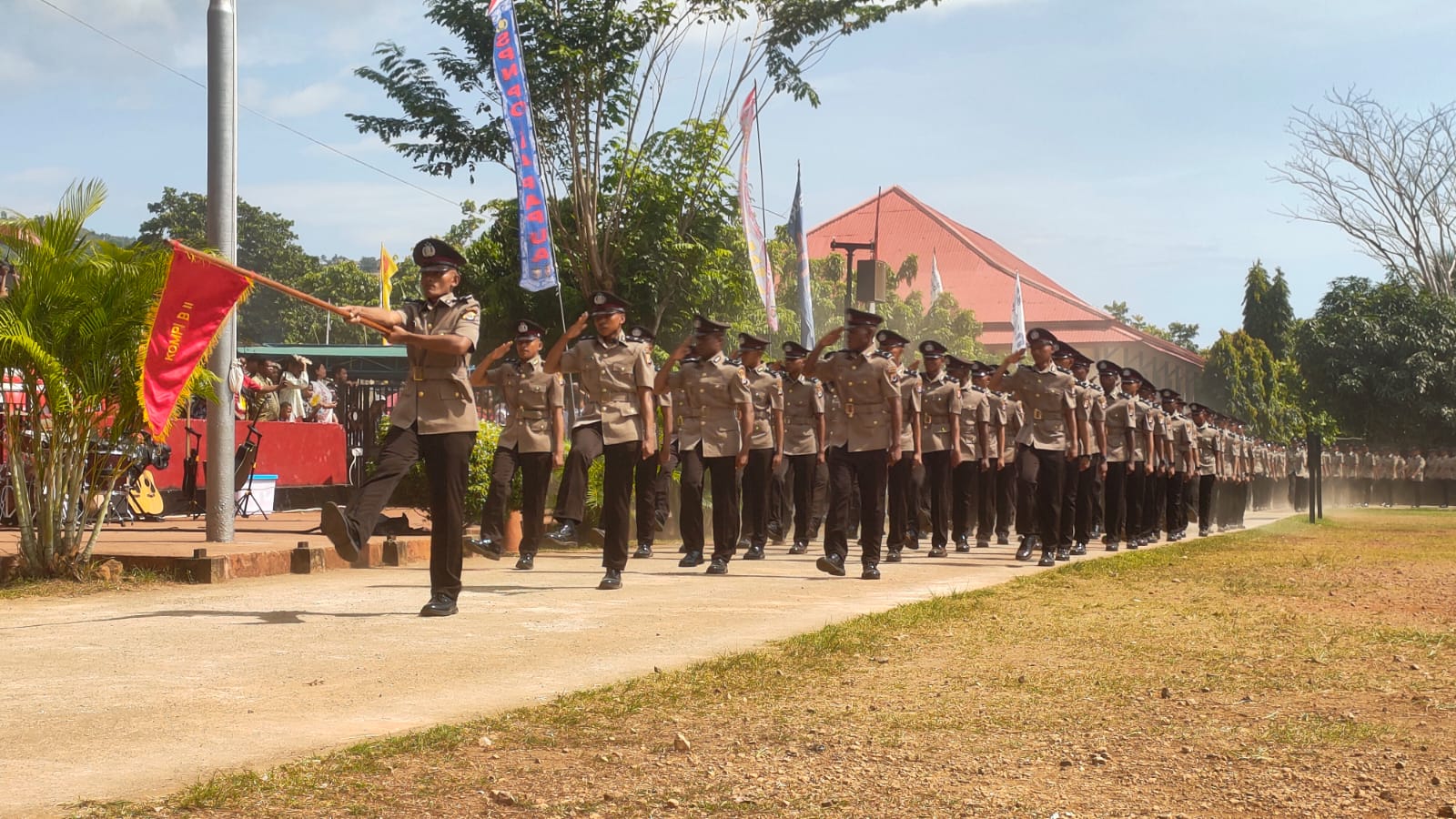 Parade peserta upacara penutupan Pendidikan pembentukan Bintara Polri gelombang l (satu) tahun anggaran 2024 di lapangan Sekolah Polisi Negara (SPN) Polda Papua, Kamis, (21/7/2024).