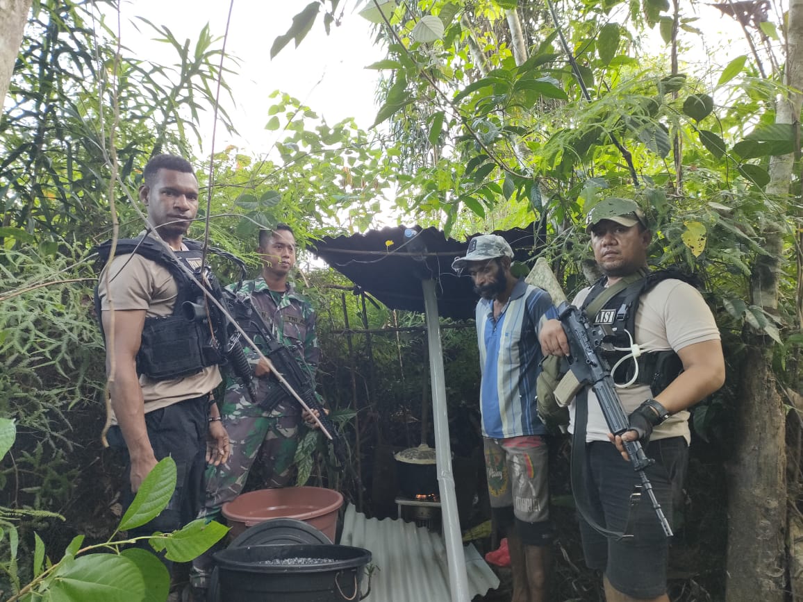 Personel gabungan TNI-Polri saat menggerebek pabrik miras lokal milik YG, di Distrik Assue, Kabupaten Mappi, Rabu (10/07/2024).