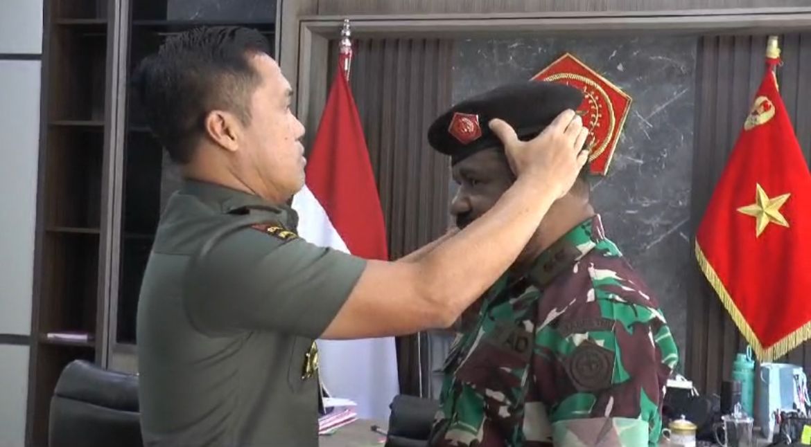 Tokoh adat Papua yang juga pernah menjabat Stafsus Presiden Joko Widodo (Jokowi), Lenis Kogoya, diangkat menjadi Letkol Tituler TNI AD.