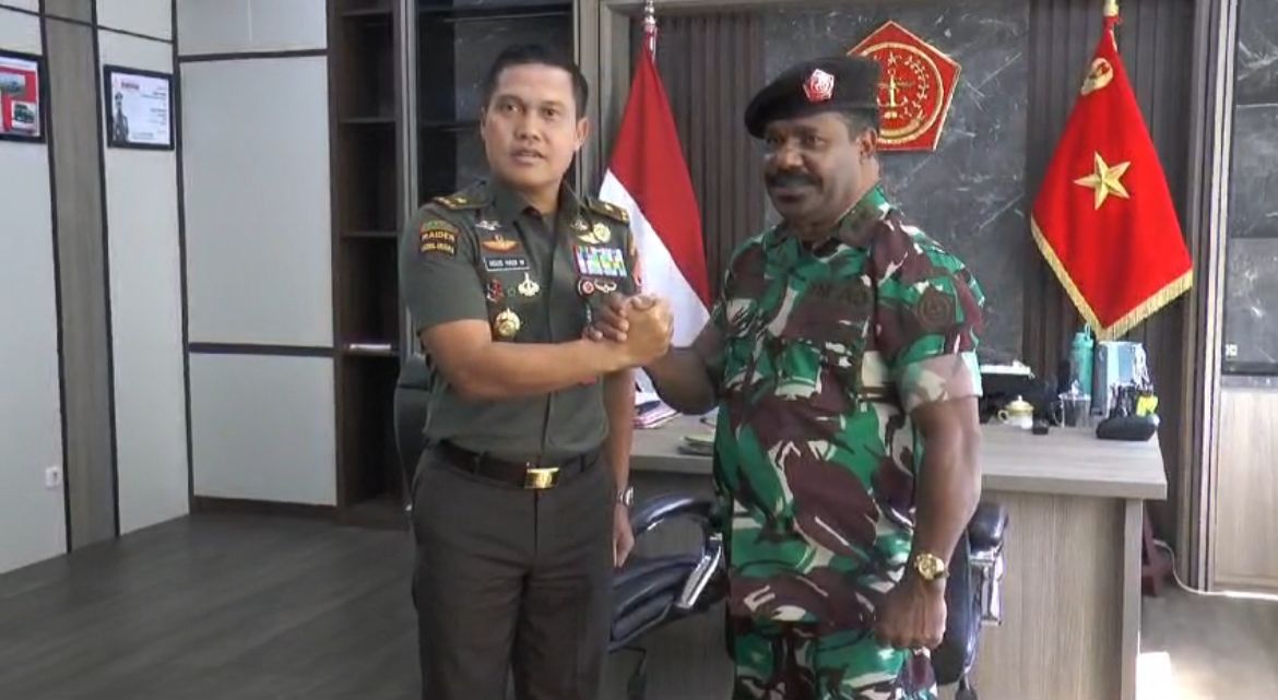 Wakil Asisten Personel Panglima TNI, Brigjen TNI Agus Hadi Waluyo, (kiri) bersama Letkol Tituler TNI AD, Lenis Kogoya