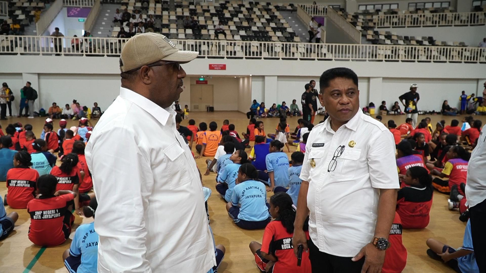 Penjabat Wali Kota Jayapura, Christian Sohilait bersama panitia ketika meninjau gladi para siswa di Stadion Lukas Enembe.