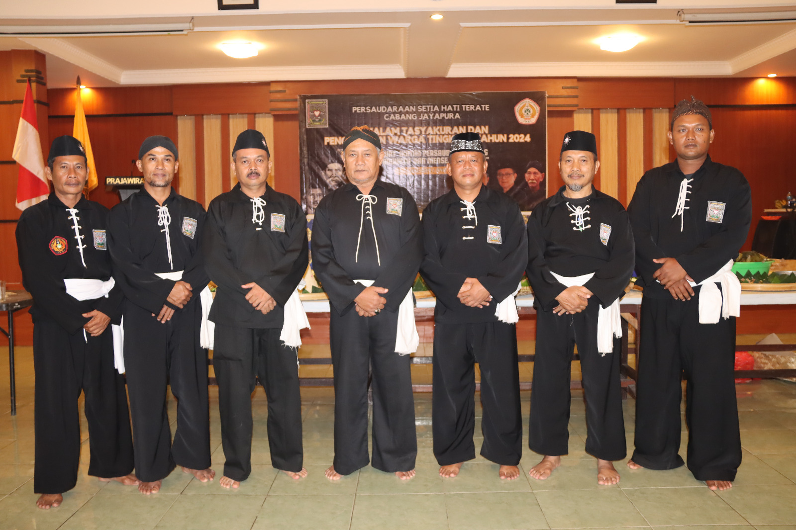 Ketua Cabang PSHT Jayapura Suprapto, Kahubdam Kahubdam XVII/Cen Kolonel Chb Anton Prasetia, S.Sos. bersama Dewan Pengesah saat foto bersama usai malam syukuran pengesahan warga baru, di aula Makorem.