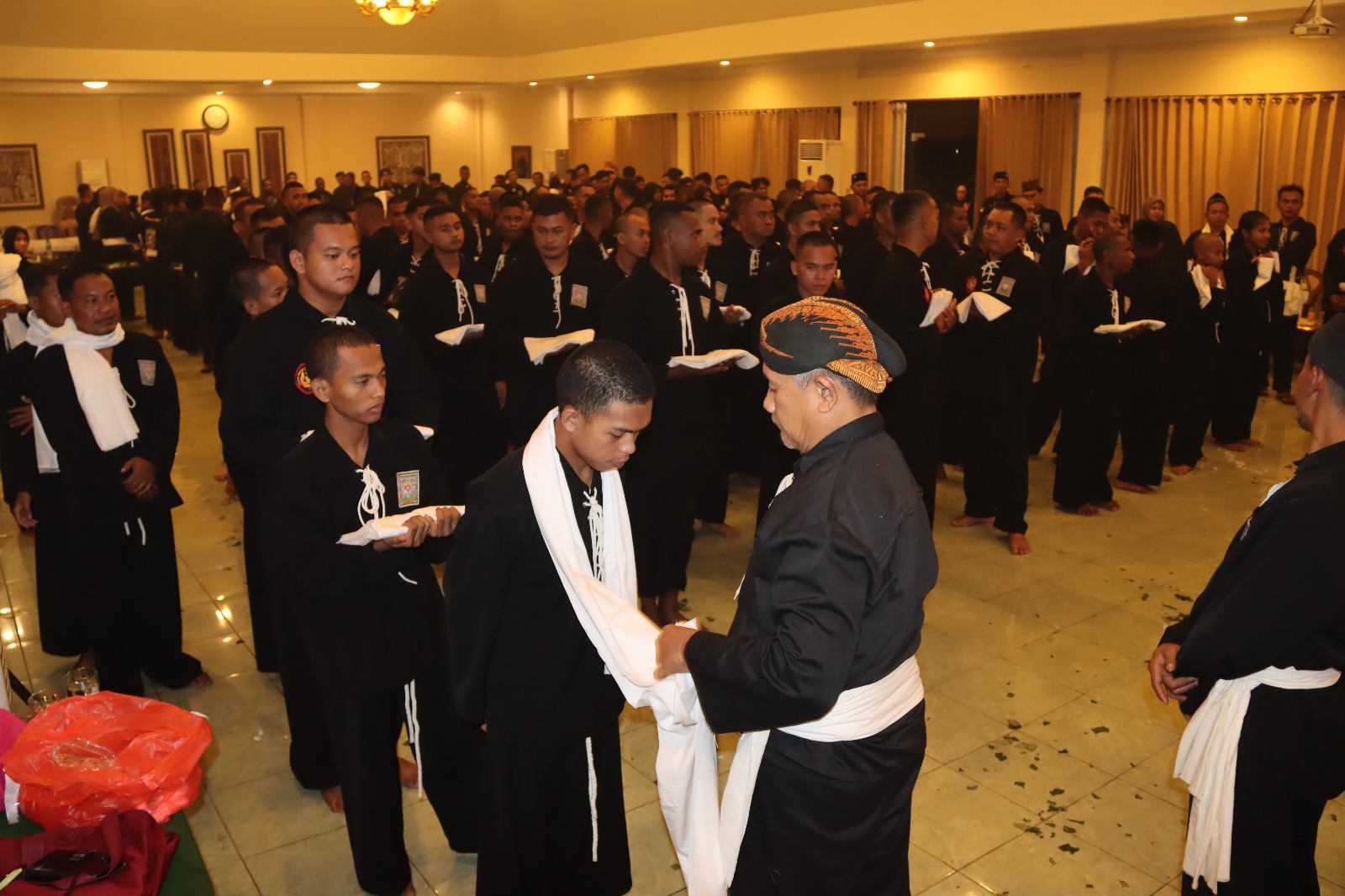 Para warga baru PSHT Cabang Jayapura usai menjalani prosesi pengesahan yang digelar di aula Makorem 172/PWY, Minggu (14/7) dini hari kemarin.