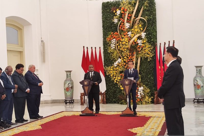 Presiden RI Joko Widodo dan Perdana Menteri (PM) Papua Nugini James Marape menyampaikan keterangan pers bersama di Istana Kepresidenan Bogor, Jawa Barat, Senin (15/7/2024).