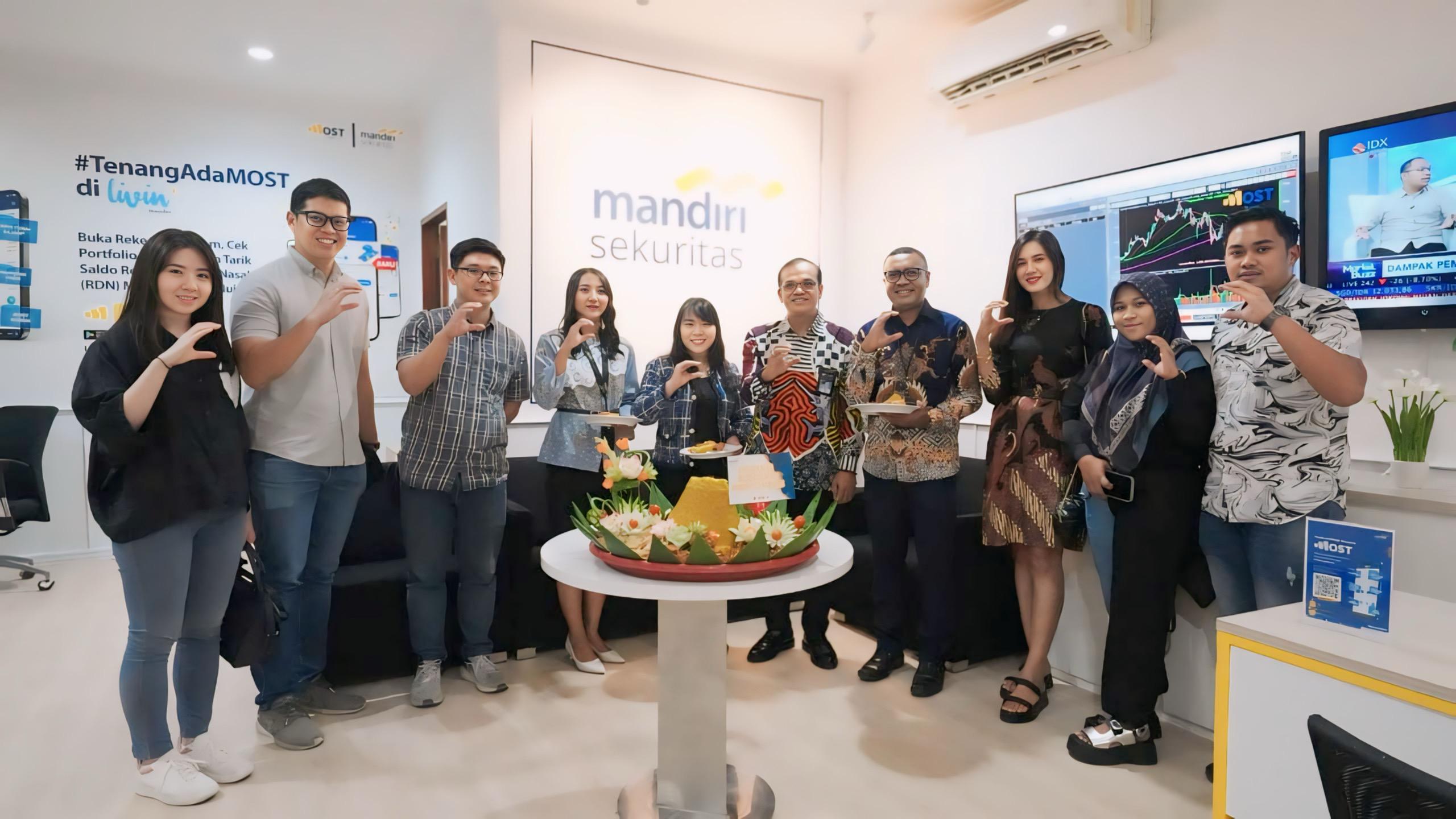 Foto bersama Regional CEO Bank Mandiri Region XII Papua Wisnu Jatmiko, Kepala Kantor Perwakilan BEI Papua Kresna Aditya Payokwa, Relationship Officer Mandiri Sekuritas Papua Riendhra Nadyarian Artika