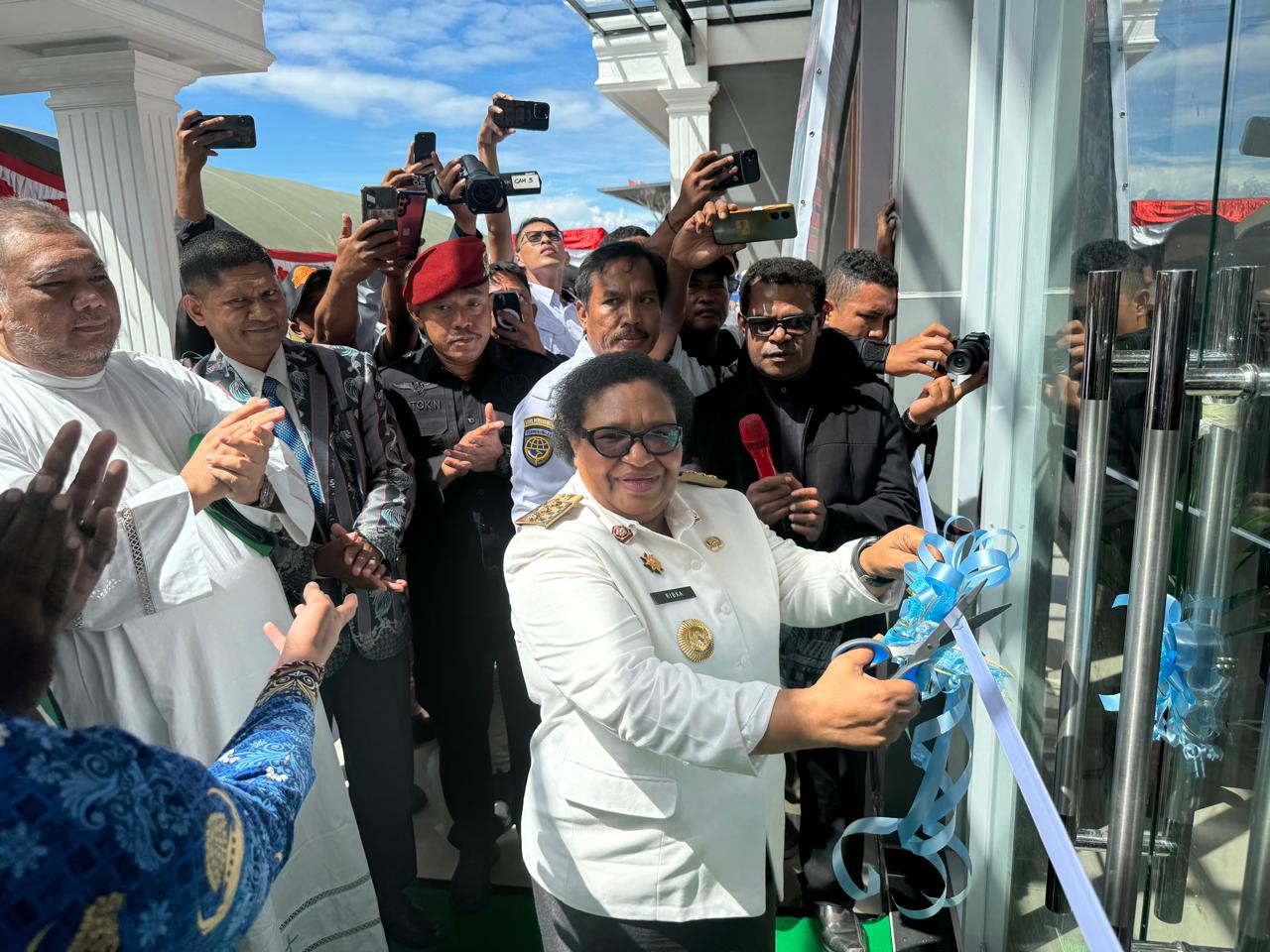 Pj. Gubernur Papua Tengah, Ribka Haluk saat melakukan pengguntingan Pita Pada Acara Peresmian VIP Room Bandar Udara Douw Aturure Nabire di Kaladiri.