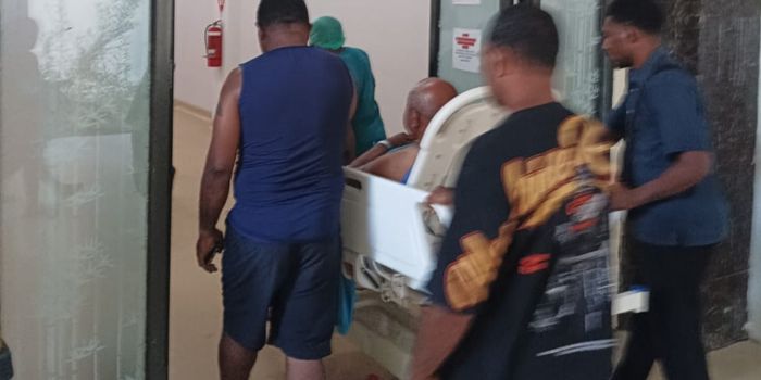 Kondisi Advokat Hak Asasi Manusia (HAM) Yan Christian Warinussy saat dirawat di rumah sakit usai ditembak orang tak dikenal (OTK).