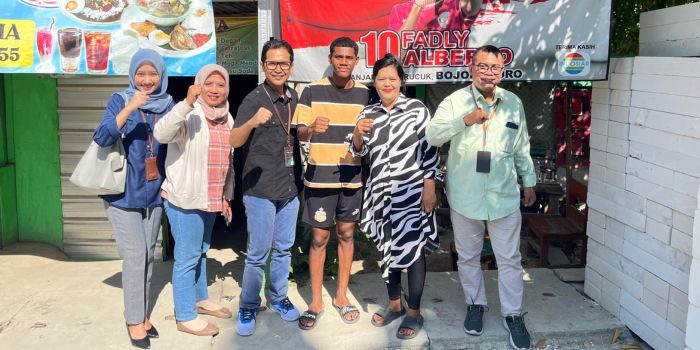 Fadly Alberto Striker Timnas U-16 beriterima kasih kepada PNM Mekaar (Membina Ekonomi Keluarga Sejahtera) karena orang tuanya, Piana, mendapat bantuan modal usaha.