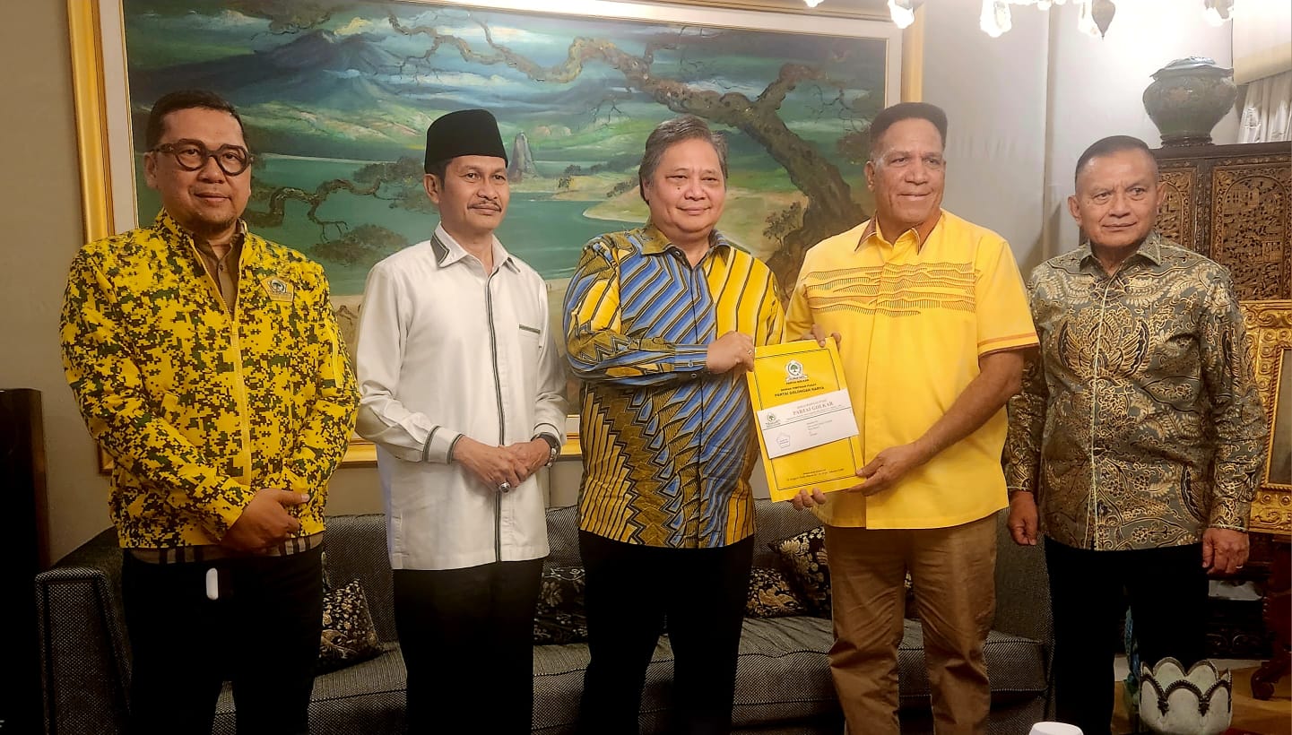 Paulus Waterpauw saat menerima SK dukungan DPP Golkar yang diserahkan Ketum Airlangga Hartarto, Kamis (18/7/2024), untuk maju di Pilkada Papua.