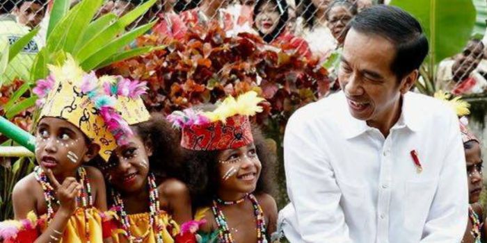 Joko Widodo (Jokowi) bersama anak-anak Papua ketika masih menjabat Presiden RI.