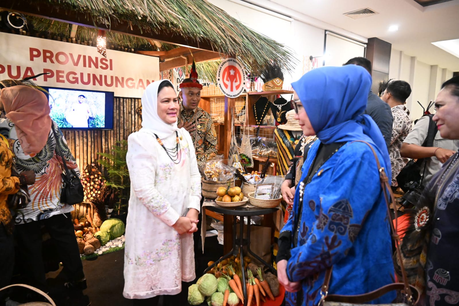 Ibu Negara Iriana Joko Widodo saat melihat kerajinan tangan di stand kerajinan Papua Pegunungan, Senin (22/7).