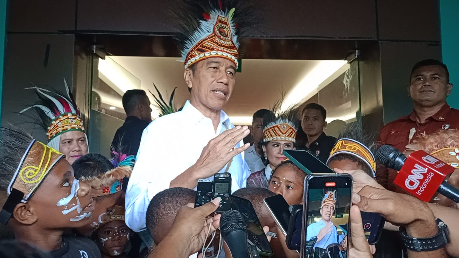 Presiden RI Joko Widodo saat diwawancarai awak media usai menghadiri acara puncak HAN Ke-40 pada hari Selasa (23/7/2024) di Istora Papua Bangkit,Sentani Kabupaten Jayapura.