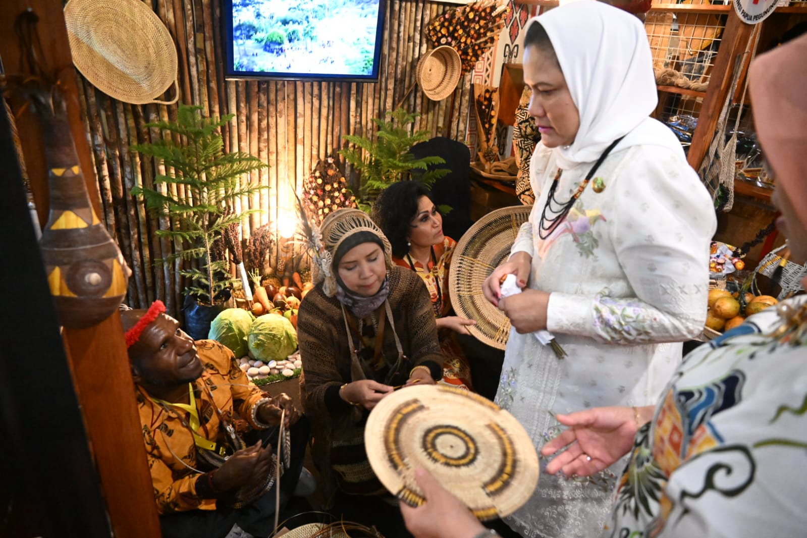 Ibu Negara Iriana Joko Widodo didampingi istri Wakil Presiden Wury Estu Handayani dan Ketua Dekranasda Papua Pegunungan, Ibu Herwin Meiliantina Wanggai saat berada di stand kerajinan Papua Pegunungan