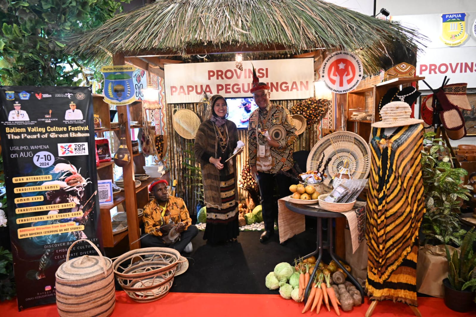 Gubernur Papua Pegunungan Velix Wanggai dan Ketua Dekranasda Papua Pegunungan, Ibu Herwin Meiliantina Wanggai, foto di stan milik Papua Pegunungan.