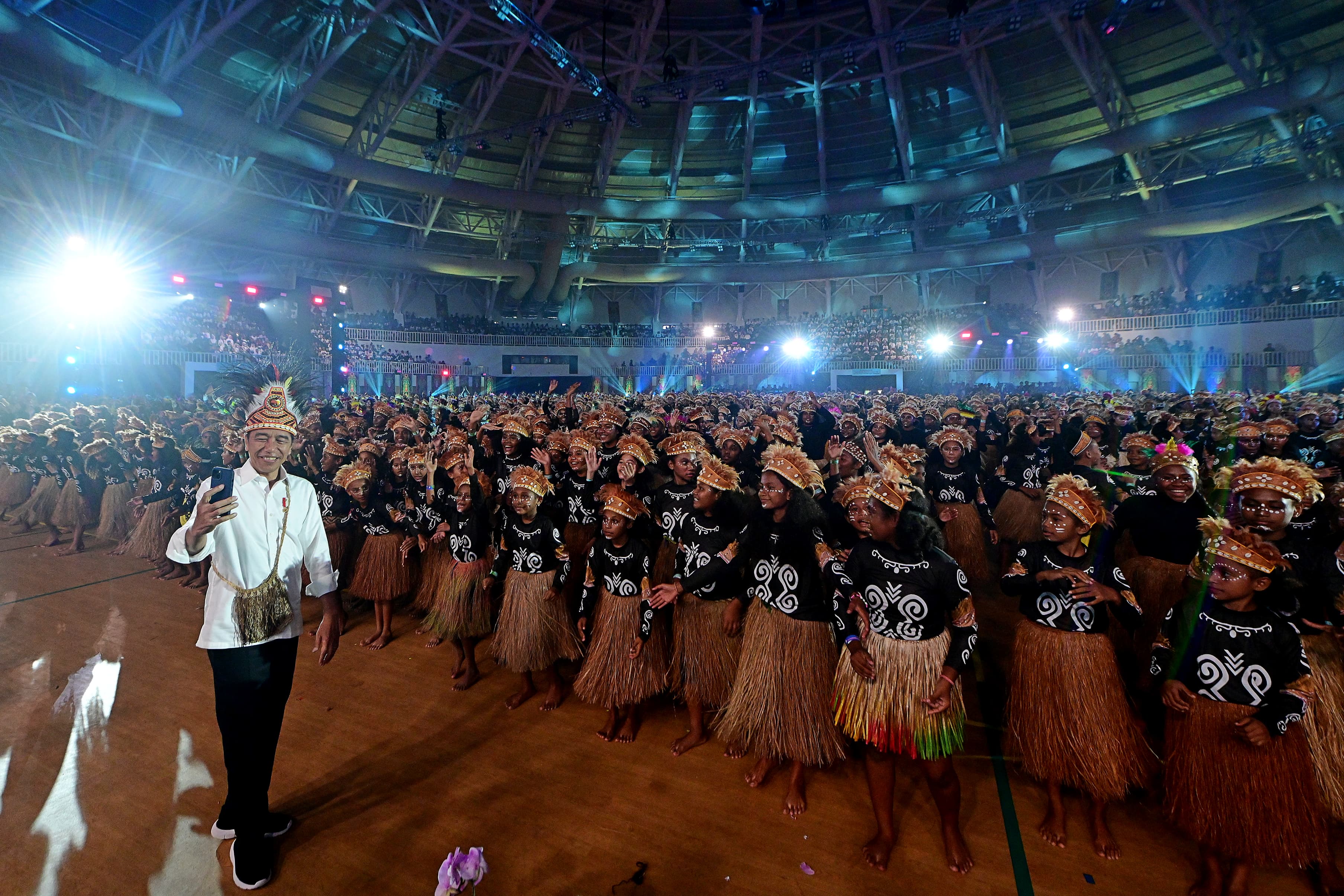 Presiden Joko Widodo (Jokowi) mengabadikan momen menari bersama anak-anak di puncak acara Hari Anak Nasional, 23 Juli 2024.