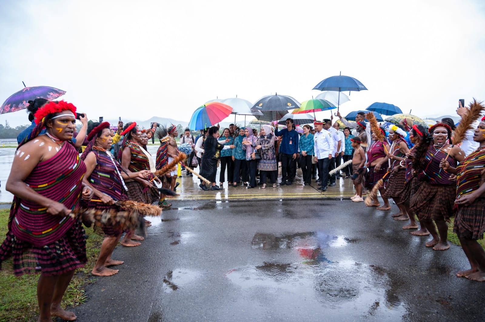 Kedatangan rombongan Ketua Dekranas Nya Tri Tito Karnavian di Bandara Wamena, disambut dengan tarian dari mama mama dan anak anak Papua. Turut didampingi Pj Gubernur Papua Velix Wanggai.