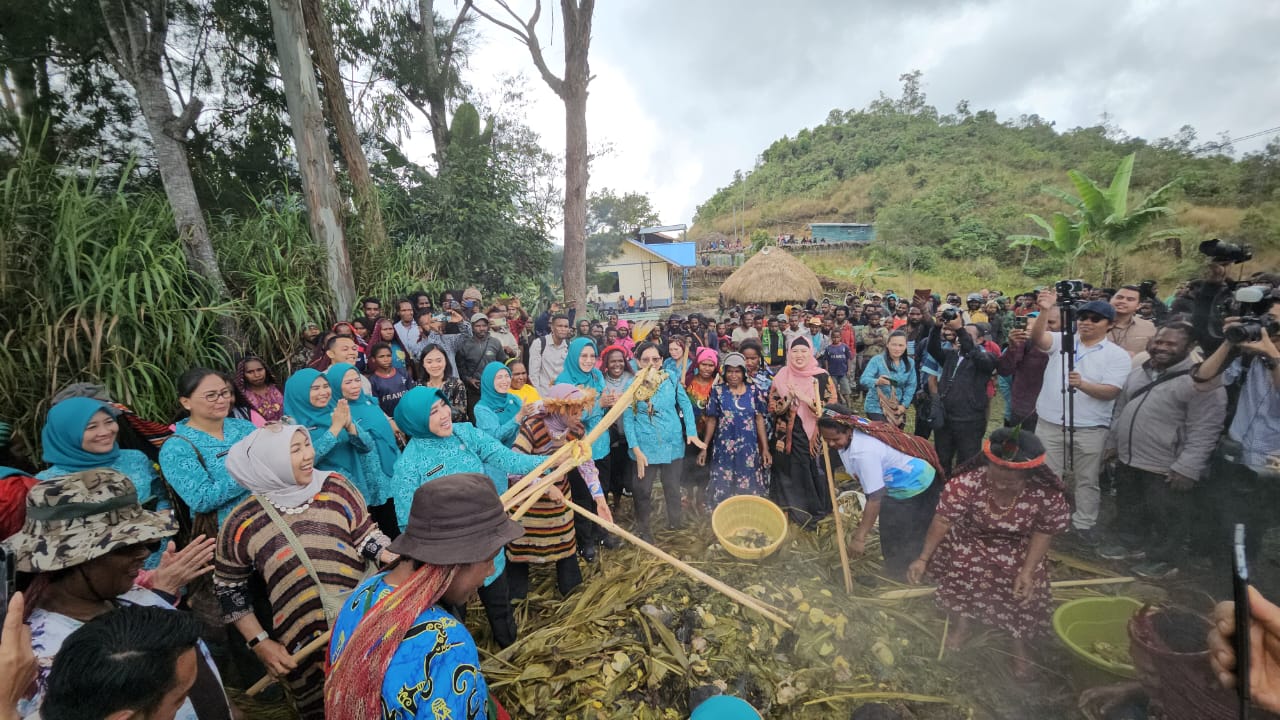 Ketua Dekranas Ny Tri Tito Karnavian dan rombongan bakar batu bersama masyarakat Jayawijaya. Turut didampingi Pj Gubernur Papua Velix Wanggai dan Ketua TP PKK Ny Herwin Wanggai.