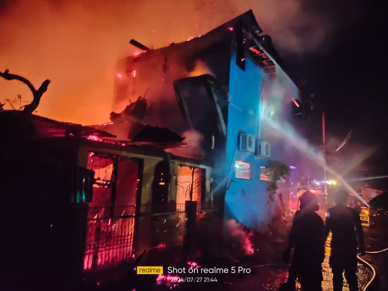 Lima unit rumah milik warga terbakar di Perumahan sosial bumi teratai indah dok 8 atas, Petugas Damkar Kota Jayapura berusaha telah padamkan api, Sabtu (27/7/2024).