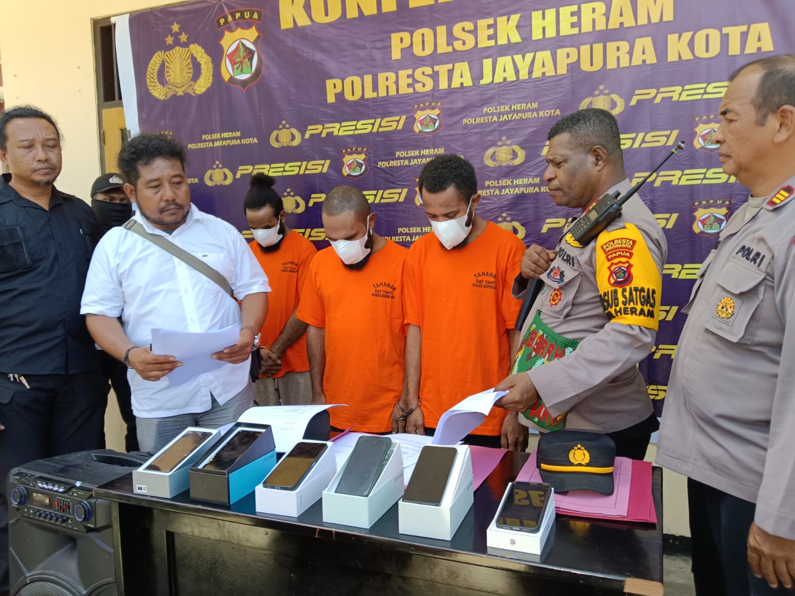 Kapolsek Heram Iptu Bernadus Yunus bersama jajaran Polsek Heram dan Polresta Jayapura Kota menggelar Konferensi pers pengungkapan Pelaku Curanmor di Mapolsek Heram, Senin (29/7).