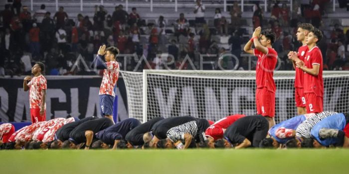 imnas Indonesia mengungkapkan rasa syukur dengan cara sesuai agama mereka masing-masing usai mengalahkan Timnas Malaysia dalam pertandingan semifinal AFF U-19 di Stadion Gelora Bung Tomo, Surabaya.