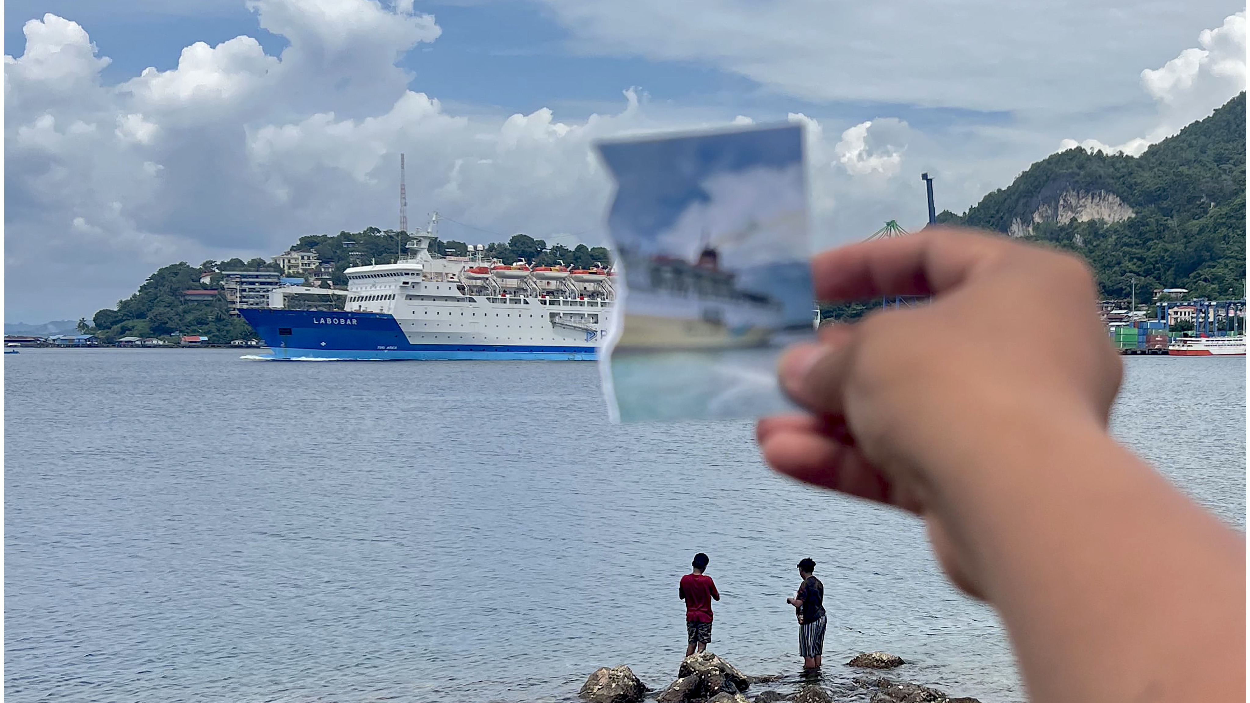 Tampak foto lama KM Labobar saat disandingkan dengan penampilan baru dari LM Labobar saat berlayar di perairan Jayapura, Rabu (31/7).