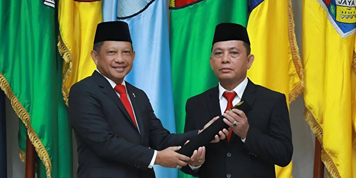 Mendagri Tito Karnavian saat melantik Mayjen TNI (Purn) Ramses Limbong sebagai Deputi BNPP Kemendagri. Kini Ramses diisukan kuat jadi Pj Gubernur Papua.