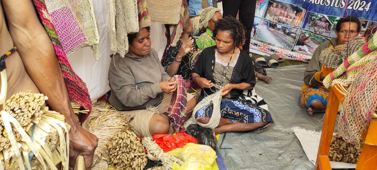 Mama-mama perajin noken saat menunjukkan qkeahliannya merajut noken pada saat pameran UMKM di halaman Kantor LPP RRI, Senin (5/8/2024).
