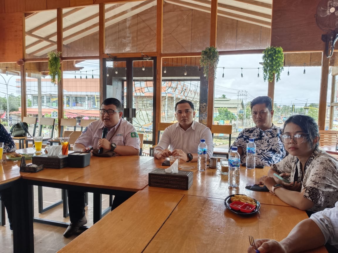 Kepala BPJS Kesehatan Cabang Merauke Hernawan Priyasto didampingi Kasat Intel Polres Merauke Iptu I Made Artha Ariana saat memberikan keterangan kepada wartawan, Senin (05/08/2024).