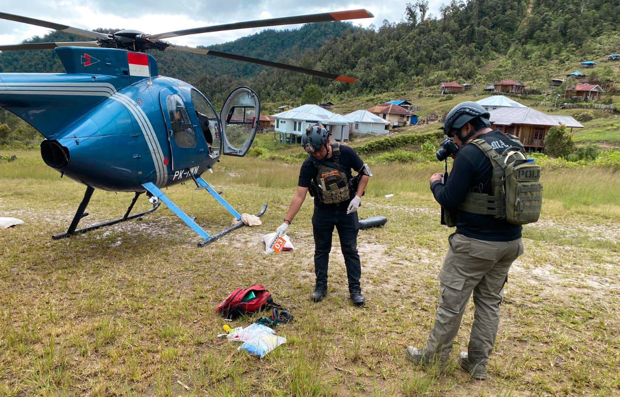 Helikopter Hughes 369E milik PT Intan Angkasa Air Service register PK-IWN yang sempat ditembak KKB di Distrik Alama.