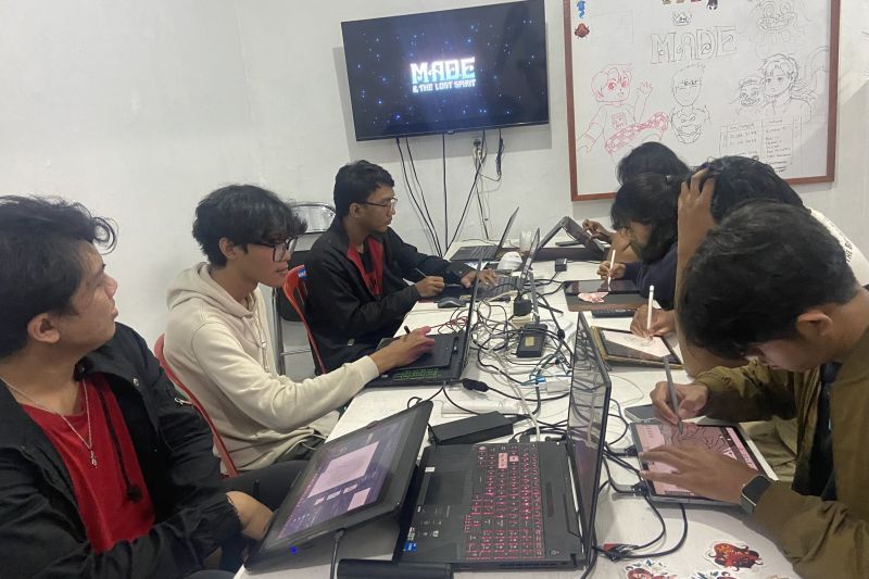 Beberapa anak muda penggagas seri animasi "Made & the Lost Spirit" sedang berdiskusi di Denpasar, Selasa (6/8/2024).
