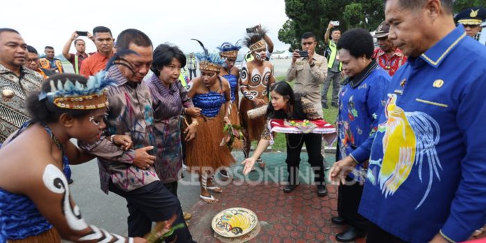 Pj Gubernur Papua Rmases Limbong di Bandara Sentani Jayapura Papua disambut Sekda Papua dan Ketua MRP