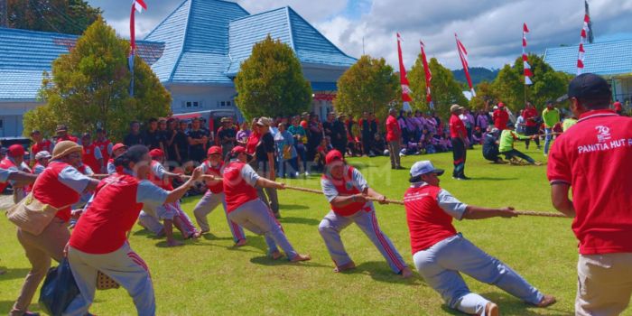 Lomba tarik tambang Pemprov Papua Tengah dan Pemkab Nabire dalam rangka HUT ke-79 RI.