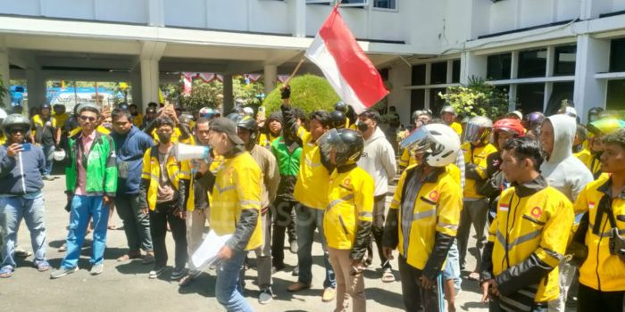 Ratusan driver Maxim gelar aksi demo di Kantor DPR Papua, Senin (12/8/2024).