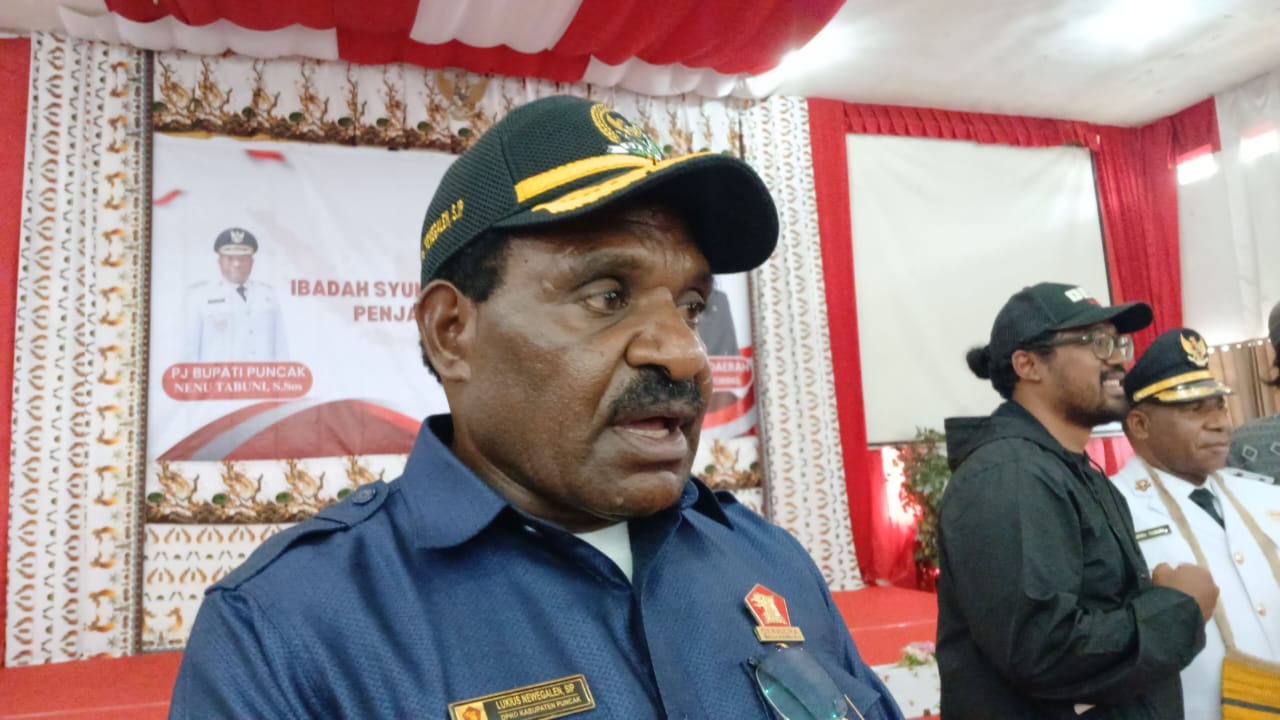 Ketua DPR Kabupaten Puncak, Lukius Newegalen saat diwawancarai.