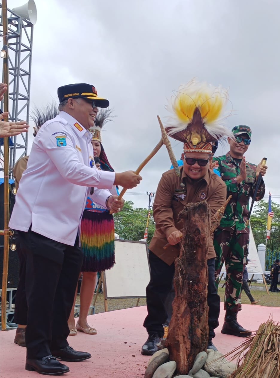 Penutupan Festival Budaya 12 Suku Tahun 2024 di halaman kantor Bupati kilo meter 5 Kali Biru, Distrik Dekai, Yahukimo, Provinsi Papua Pengunungan, Rabu (14/8/2024).