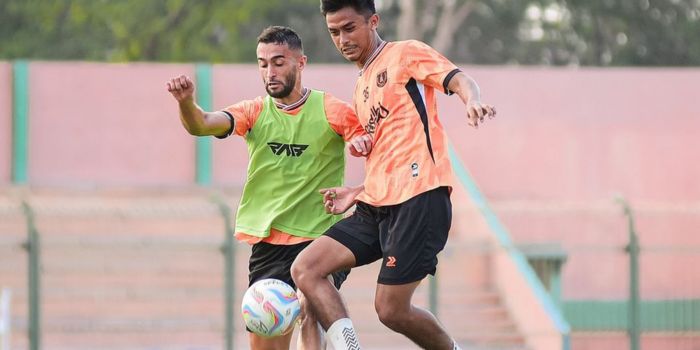 Rekrutan anyar Persibo, Enzo Celestine, saat berlatih bersama rekannya.