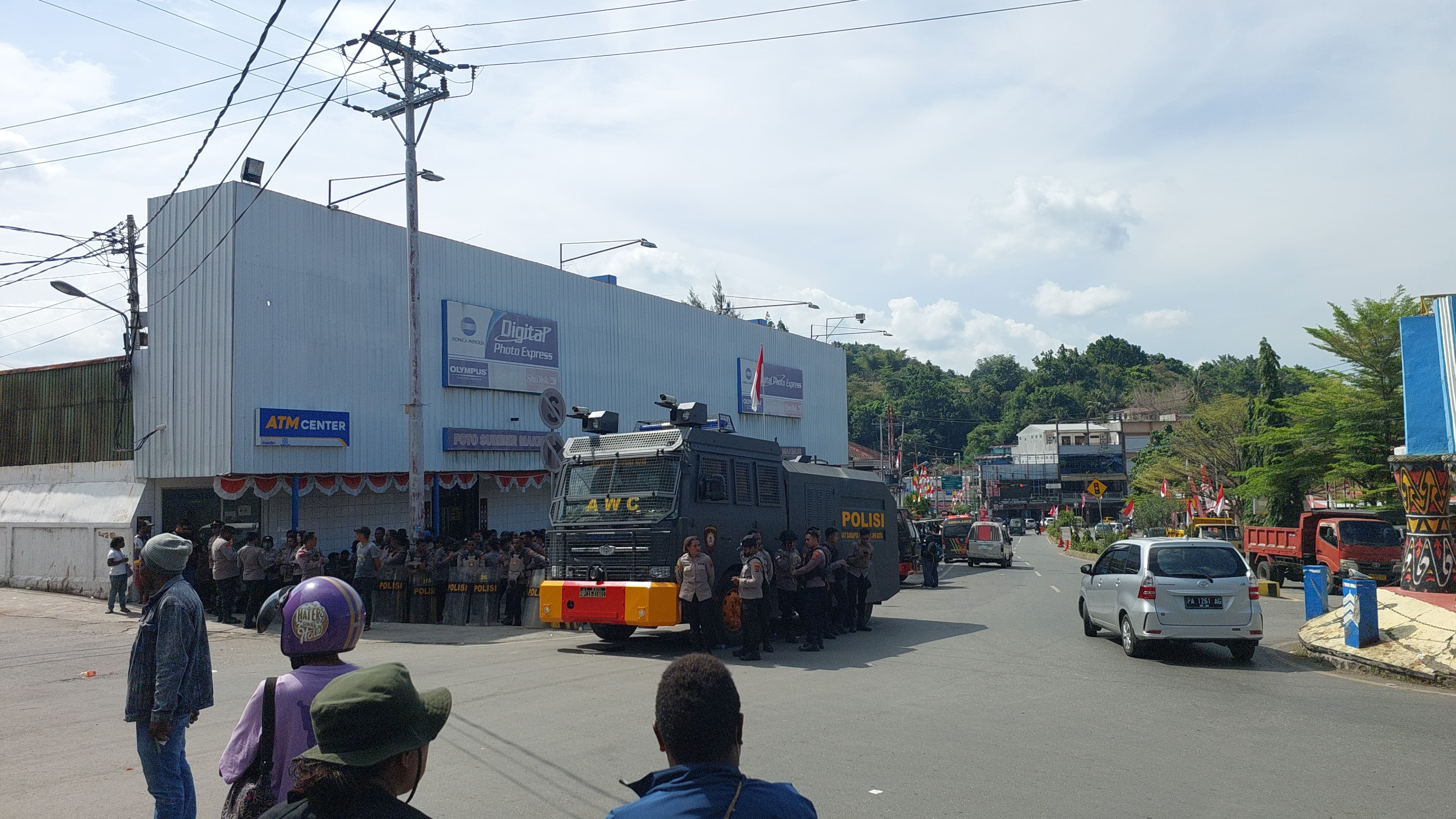 Situasi terkini di titik aksi demo KNPB di Lingkaran Abepura. Terpantau lalu lintas dan aktivitas ekonomi lancar.