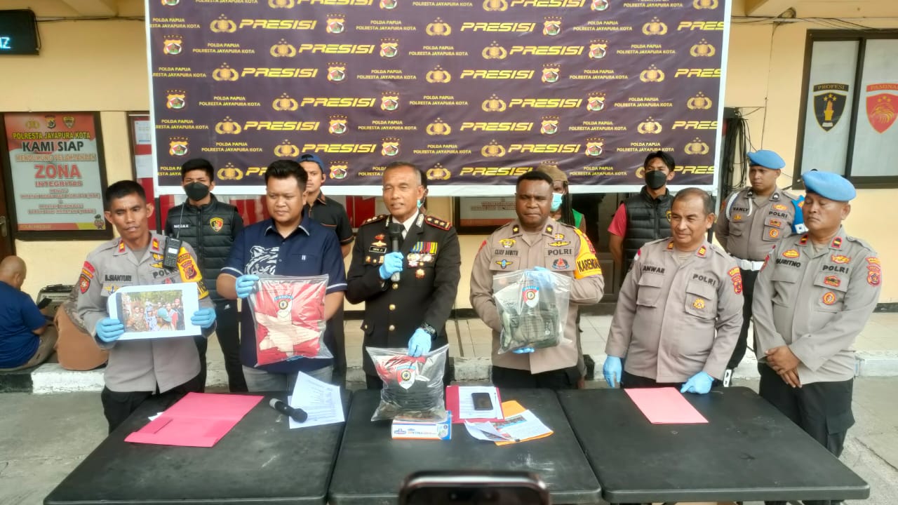Polresta Jayapura Kota gelar Press Conference setelah dua anggota KNPB, OB (27) dan SL (15) ditetapkan sebagai tersangka, di Mapolresta Jayapura Kota, Sabtu (17/8/2024) siang